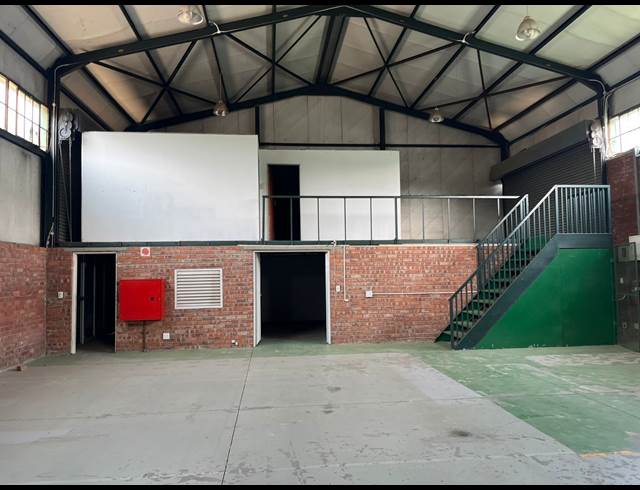300M² WAREHOUSE TO LET IN HILTON