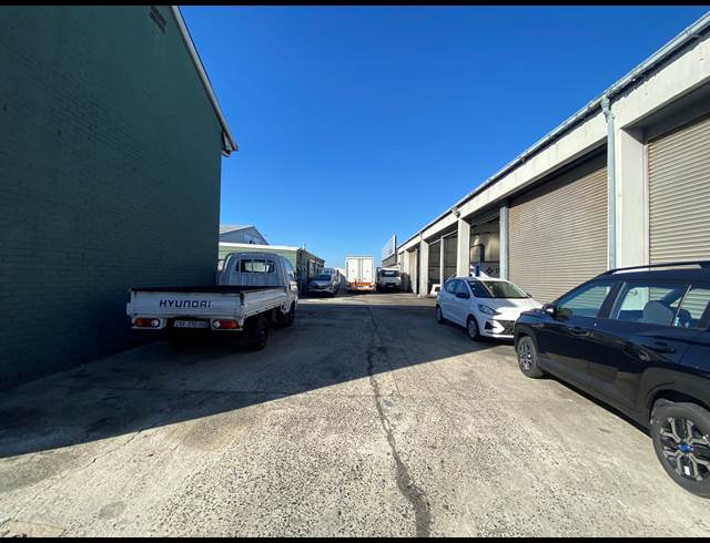 1,903M² SHOWROOM TO LET IN PAARDEN EILAND