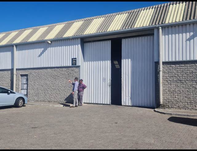 1,960M² WAREHOUSE TO LET IN RETREAT