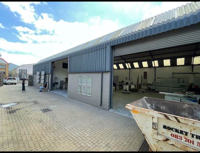 550M² WAREHOUSE RENTED IN STIKLAND INDUSTRIAL