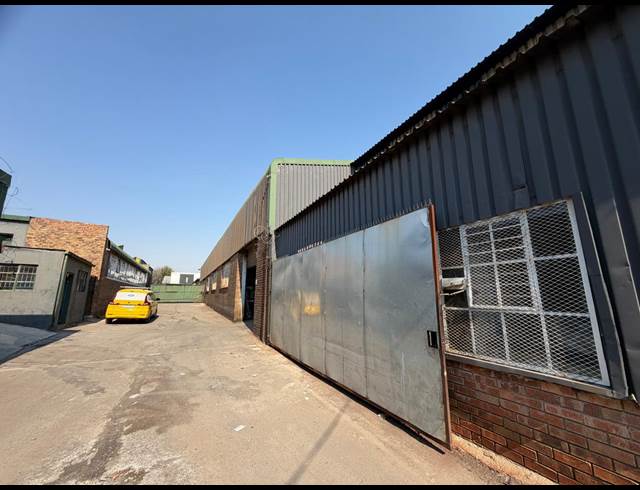 2,100M² WAREHOUSE TO LET IN INDUSTRIA WEST