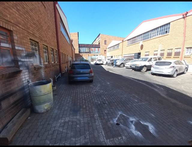 300M² WAREHOUSE TO LET IN TROYEVILLE