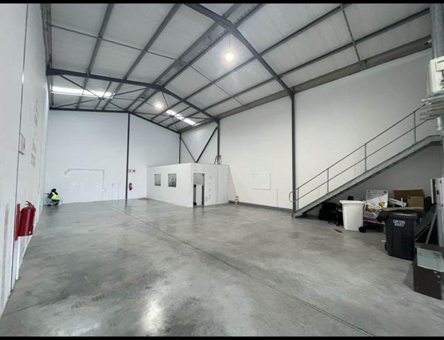 288M² WAREHOUSE TO LET IN STIKLAND INDUSTRIAL