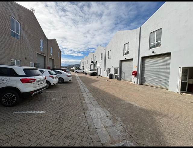 200M² WAREHOUSE TO LET IN STRAND CENTRAL