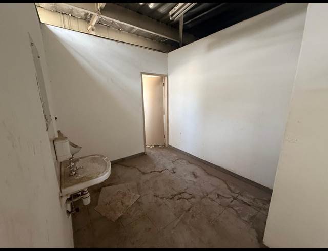 200M² WAREHOUSE TO LET IN LONGDALE