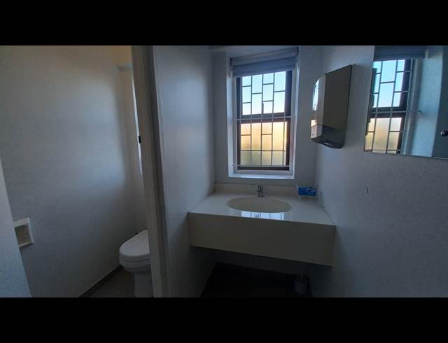 123M² OFFICE TO LET IN CLAREMONT