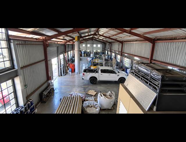 1,100M² BUILDING TO LET IN APEX