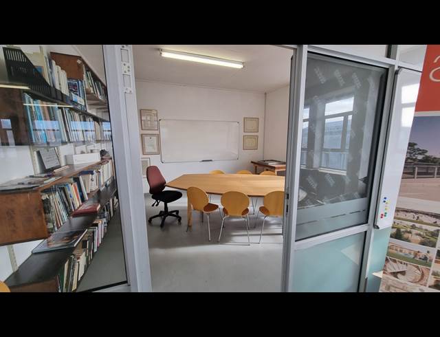 250M² BUSINESS TO LET IN WOODSTOCK