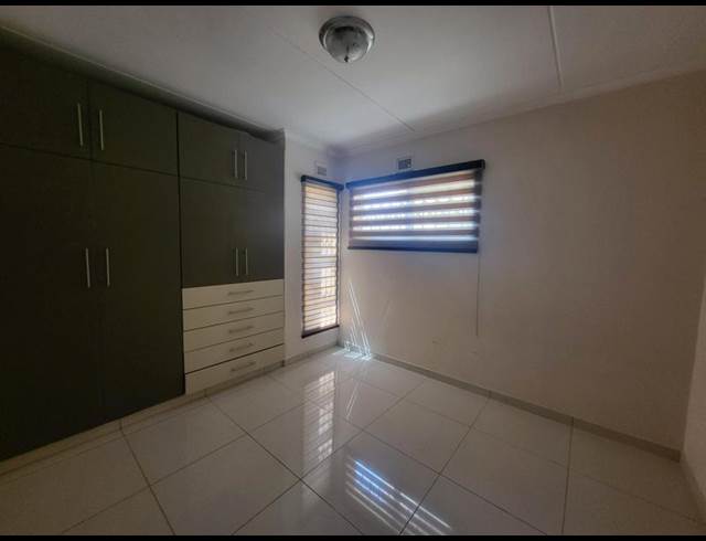 3 BEDROOM PROPERTY TO RENT IN OAKLANDS