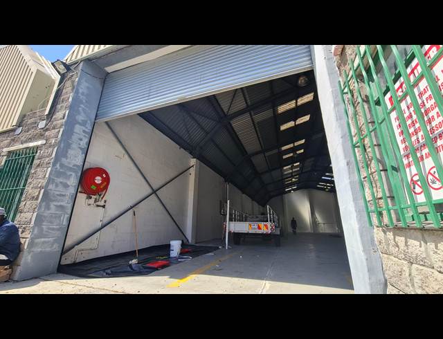 595M² WAREHOUSE TO LET IN OTTERY EAST