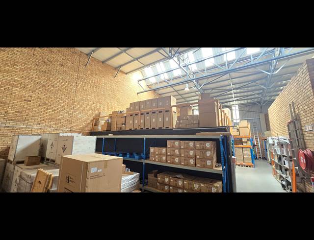 561M² WAREHOUSE TO LET IN LASER PARK