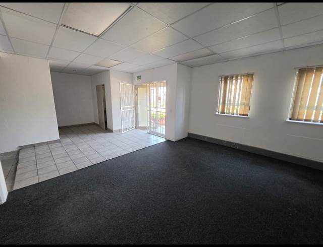 1,100M² WAREHOUSE TO LET IN STORMILL