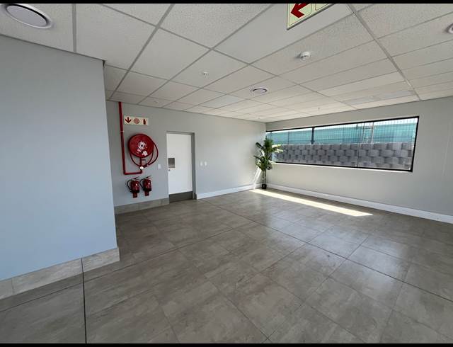 2,208M² WAREHOUSE TO LET IN AIRPORT PARK