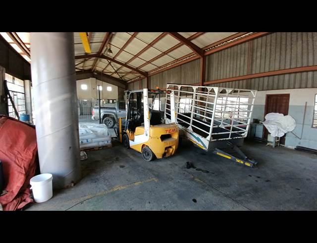 1,100M² BUILDING TO LET IN APEX