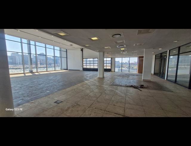 15,000M² WAREHOUSE TO LET IN NEWTOWN