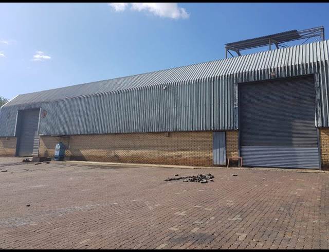 1,310M² WAREHOUSE TO LET IN MEADOWDALE