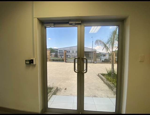 1,105M² WAREHOUSE TO LET IN SPARTAN