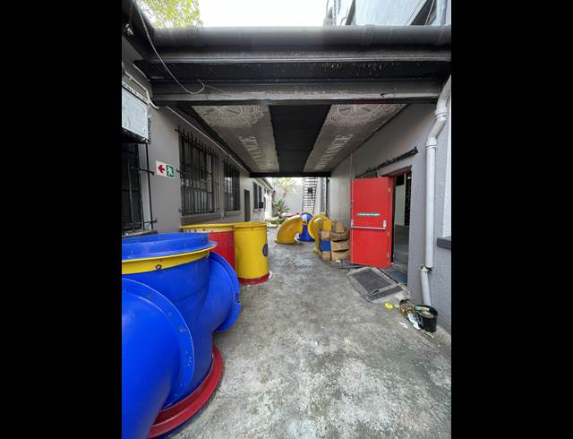 1,076M² BUILDING TO LET IN GARDENS