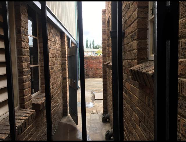 602M² WAREHOUSE TO LET IN JET PARK