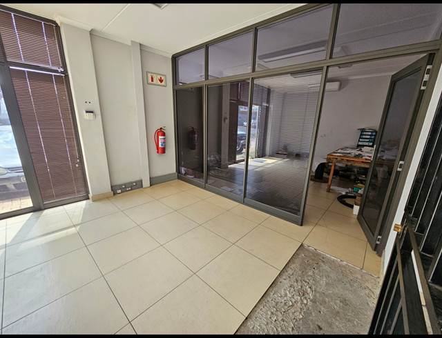 519M² WAREHOUSE TO LET IN STIKLAND INDUSTRIAL