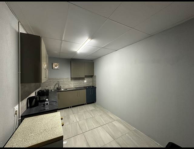 450M² SHOWROOM TO LET IN WYNBERG