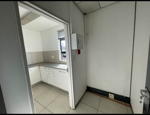 211M² OFFICE TO LET IN BARTLETT