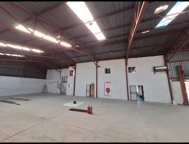 1,200M² WAREHOUSE TO LET IN STORMILL