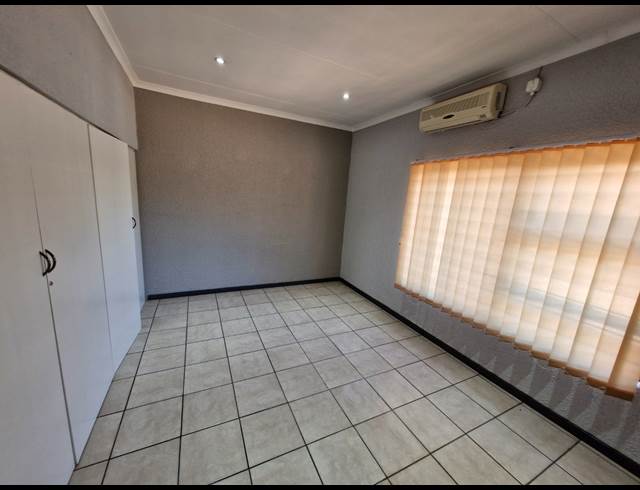 100M² OFFICE TO LET IN FARRAR PARK