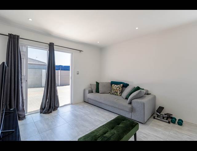 2 BEDROOM FREESTANDING RENTED IN MUIZENBERG
