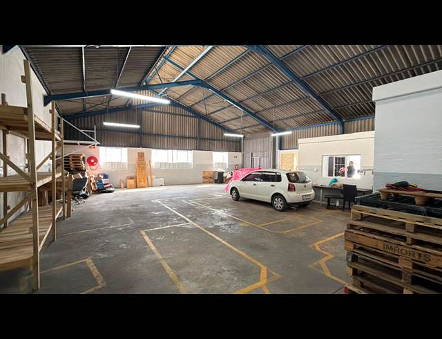 255M² WAREHOUSE TO LET IN STIKLAND INDUSTRIAL