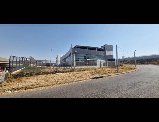 15,000M² WAREHOUSE TO LET IN NEWTOWN