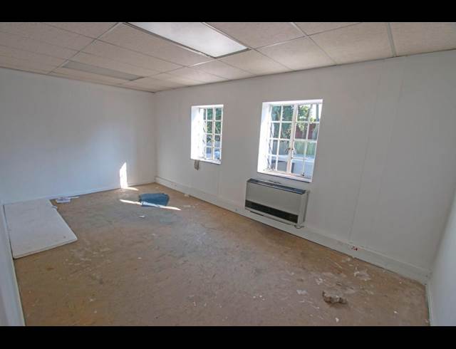 1,049M² INDUSTRIAL YARD TO LET IN HALFWAY HOUSE