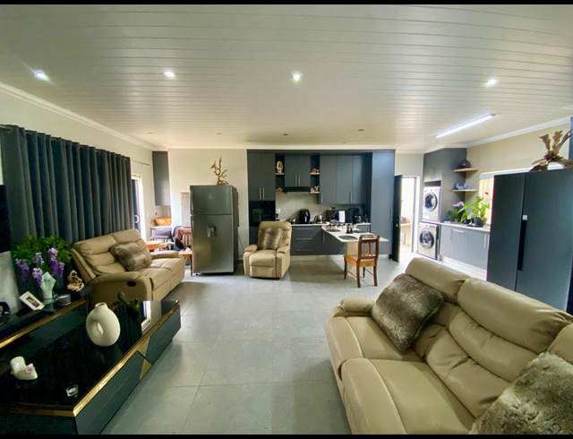 2 BEDROOM RETIREMENT UNIT TO LET IN DANA BAY