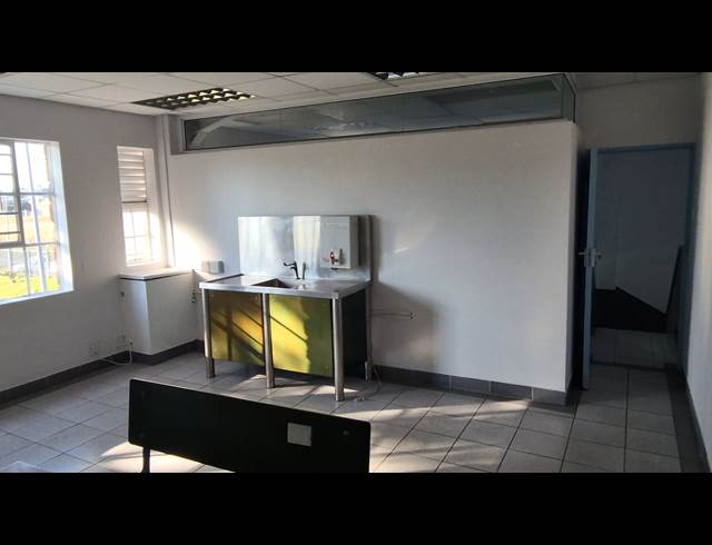 2,330M² WAREHOUSE TO LET IN RETREAT