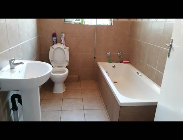 2 bed property to rent in FLORIDA