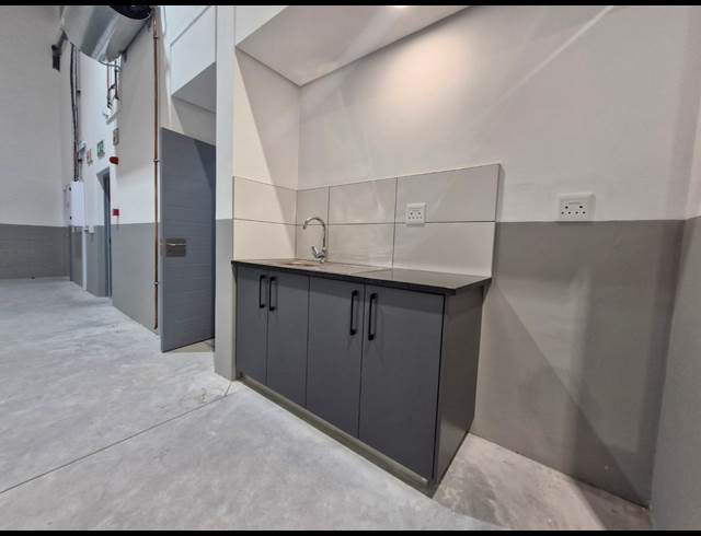 427M² WAREHOUSE TO LET IN STIKLAND INDUSTRIAL