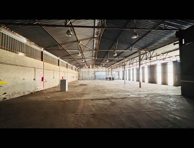 1,150M² WAREHOUSE TO LET IN CHAMDOR