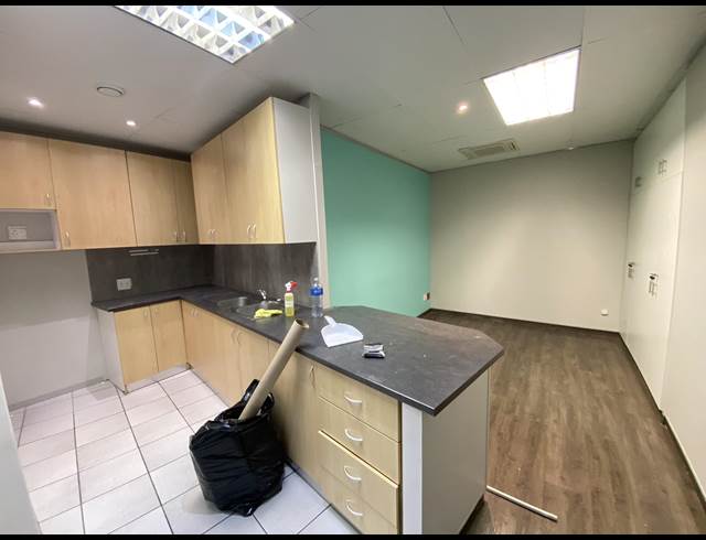 389M² OFFICE TO LET IN KENILWORTH
