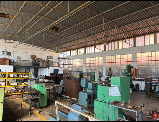 1,000M² WAREHOUSE TO LET IN ROBERTSHAM