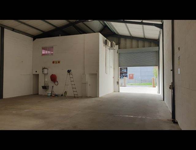 800M² WAREHOUSE TO LET IN RACING PARK