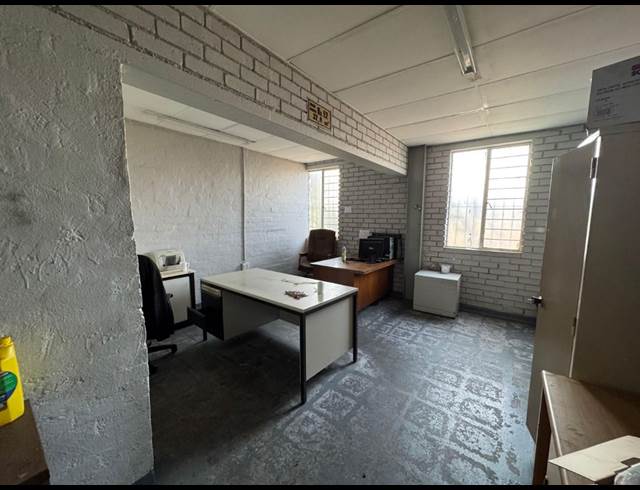 2,300M² WAREHOUSE TO LET IN ROBERTVILLE