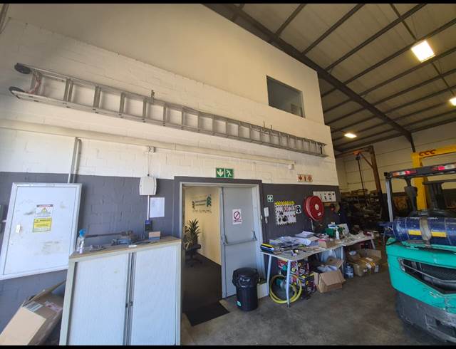 296M² WAREHOUSE TO LET IN BRACKENFELL SOUTH