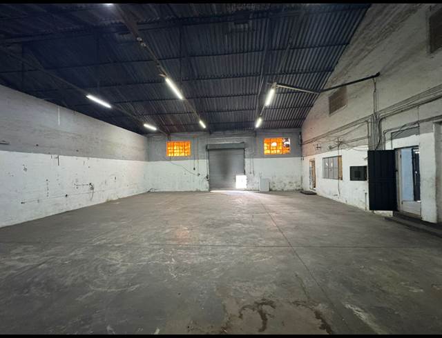 750M² WAREHOUSE TO LET IN CROWN
