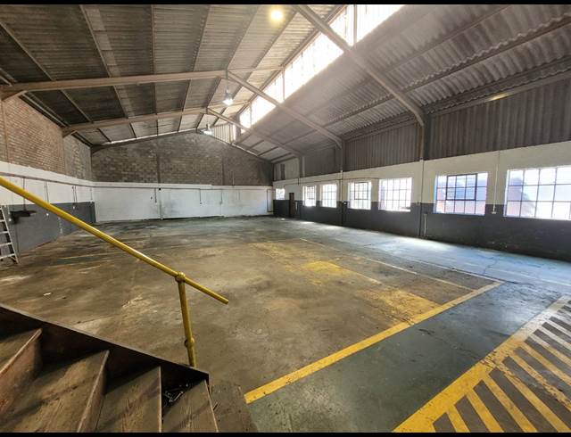 310M² WAREHOUSE TO LET IN STIKLAND INDUSTRIAL