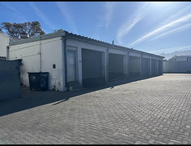 2,855M² SHOWROOM TO LET IN WORCESTER CENTRAL