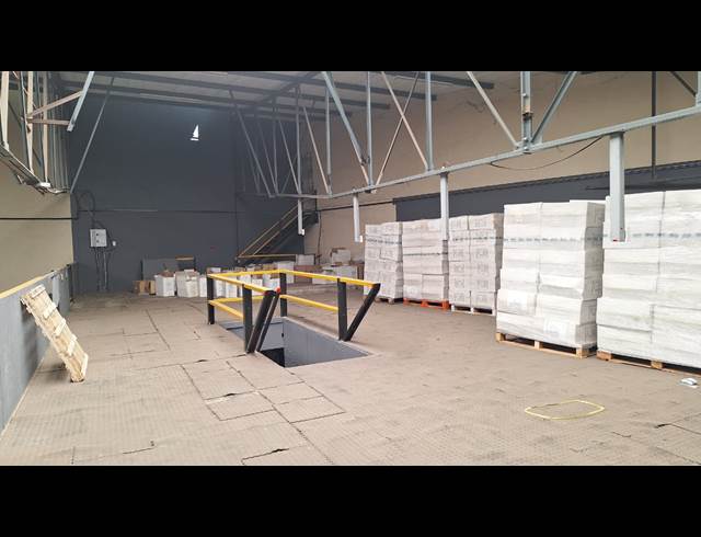 1,400M² WAREHOUSE TO LET IN RIVERSIDE PARK
