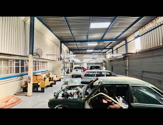 350M² WAREHOUSE TO LET IN FLORIDA
