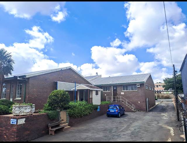 1,100M² WAREHOUSE TO LET IN LONGDALE