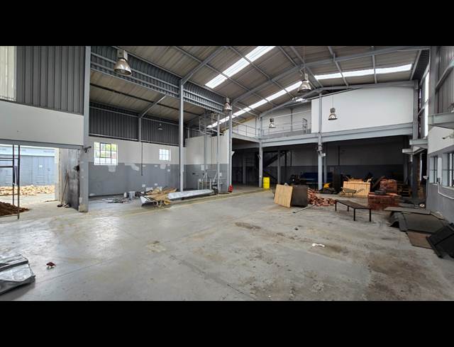 800M² WAREHOUSE TO LET IN EASTLEIGH