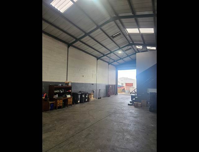 275M² WAREHOUSE TO LET IN STIKLAND INDUSTRIAL